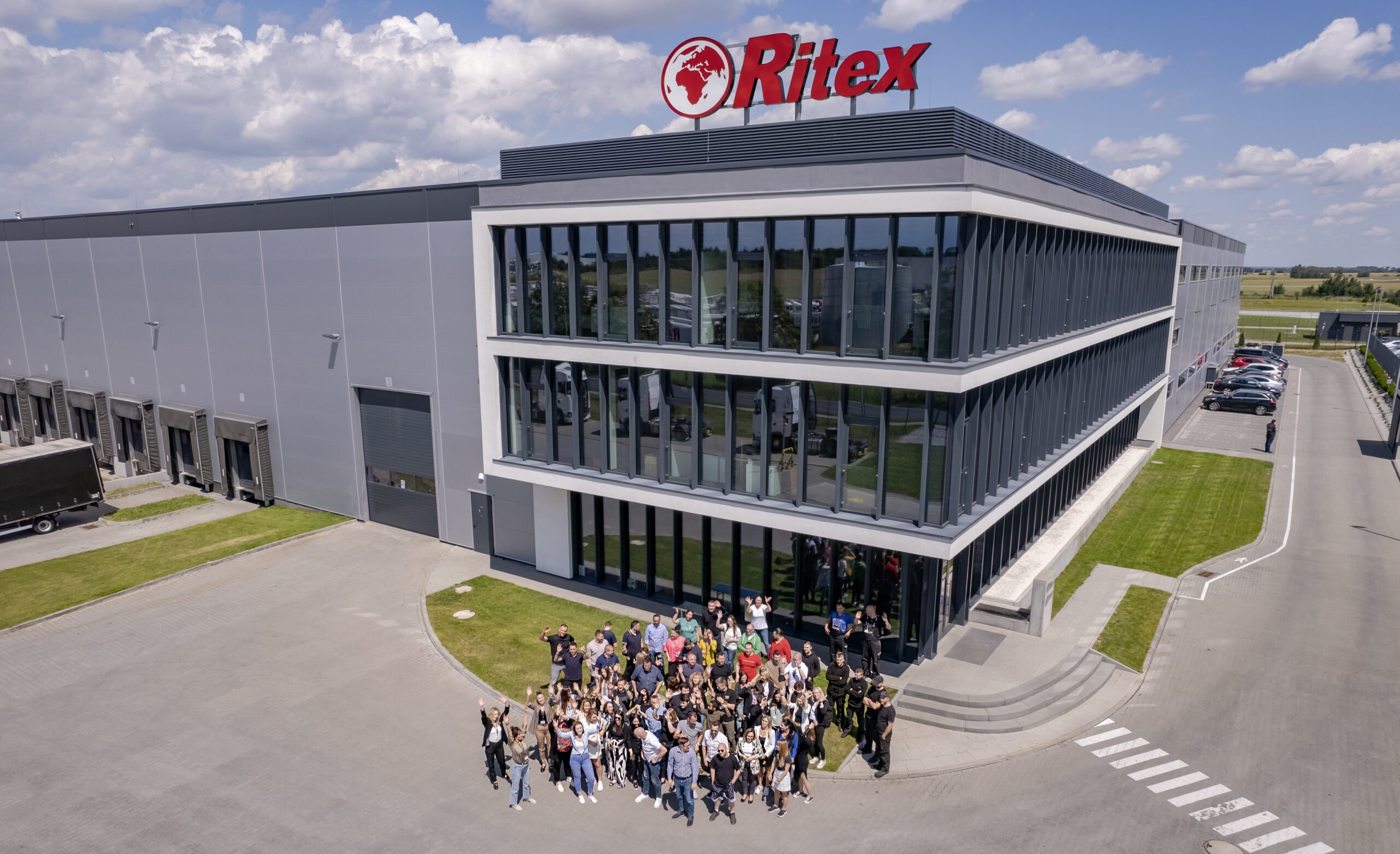 Pracownicy Ritex Group przed siedzibą firmy