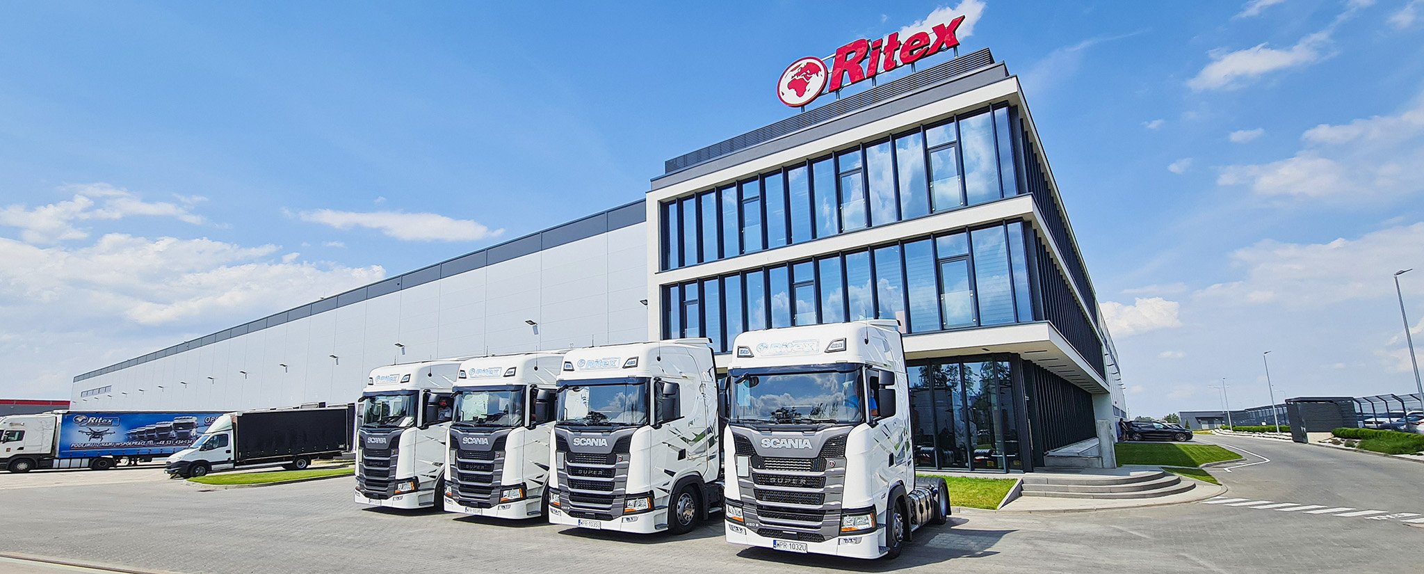 Flota przed siedzibą firmy Ritex Group